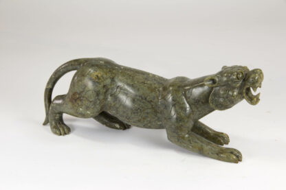 Tiger-Figur, China, 20. Jh, Nefrit, nach alten Vorbild schön ausgearbeitetes Stück, unbeschädigt. L: 28 cm, Figure of a tiger, China, 20th century, nephrite, undamaged, www.beyreuther.de