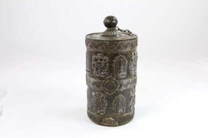 Deckelgefäß, China, 20. Jh., Kupfer, verziert aufgesetzten buddhistischen Symbolen, guter Zustand. H: 18 cm.