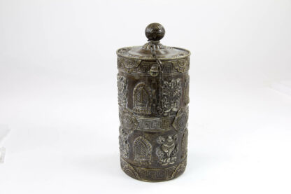 Deckelgefäß, China, 20. Jh., Kupfer, verziert aufgesetzten buddhistischen Symbolen, guter Zustand. H: 18 cm.