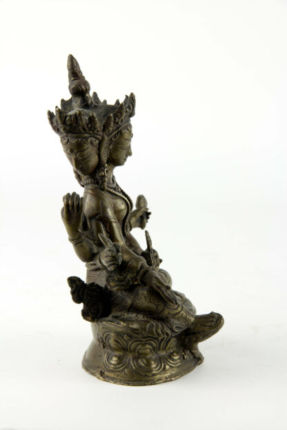 Figur, Tibet/Nepal, 20. Jh., wohl Bronze, dreiköpfige Tara auf doppelten Lotussockel sitzend, Gebrauchsspuren. H: 17 cm, www.beyreuther.de