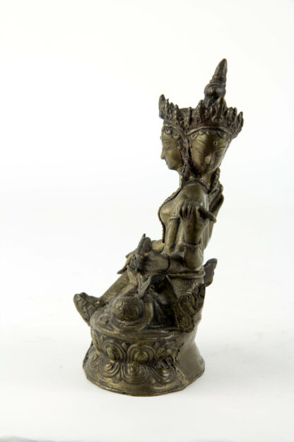 Figur, Tibet/Nepal, 20. Jh., wohl Bronze, dreiköpfige Tara auf doppelten Lotussockel sitzend, Gebrauchsspuren. H: 17 cm, www.beyreuther.de