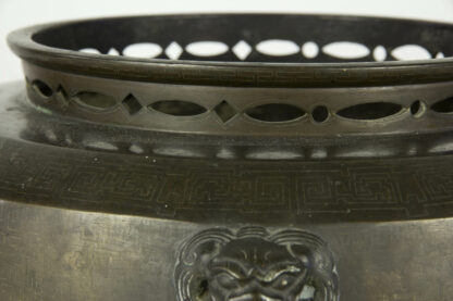 Fūro, Japan, Edo/Meiji Periode, Fūro (bewegliches Kohlebecken), Bronze, mit Silbereinlagen, ausgefallen und selten, Gebrauchsspuren. D: 30 cm, H: 21 cm, www.beyreuther.de