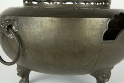 Fūro, Japan, Edo/Meiji Periode, Fūro (bewegliches Kohlebecken), Bronze, mit Silbereinlagen, ausgefallen und selten, Gebrauchsspuren. D: 30 cm, H: 21 cm, www.beyreuther.de
