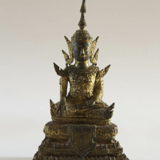 Buddha, Thailand, Ratanakosin Periode, (benannt nach der Insel beziehungsweise der Stadt Rattanakosin wird die geschichtliche Epoche Thailands unter der Chakri-Dynastie von 1782 bis heute, oder manchmal nur bis zum Ende der absoluten Monarchie 1932, als Rattanakosin-Periode bezeichnet. Ebenso wird der Kunststil der Kunstwerke, die seit der Gründung Bangkoks 1782 entstanden, Rattanakosin-Stil genannt.), 19. Jh., Bronze mit Goldlack überzogen, im Lotussitz, die Hände in bhumisparsa mudra, eine reichlich verzierte Robe tragend, feine Ausführung mit schöner Patina. H: 20 cm, A Thai gilt-lacquered Bronze figure of Buddha late Rattanakosin period, 19th century, seated in dhyanasana with his hands in bhumisparsa mudra wearing robes impressed with foliate and stellate motifs, his face in a meditative expression, www.beyreuther.de