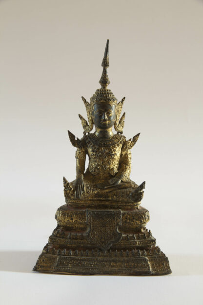 Buddha, Thailand, Ratanakosin Periode, (benannt nach der Insel beziehungsweise der Stadt Rattanakosin wird die geschichtliche Epoche Thailands unter der Chakri-Dynastie von 1782 bis heute, oder manchmal nur bis zum Ende der absoluten Monarchie 1932, als Rattanakosin-Periode bezeichnet. Ebenso wird der Kunststil der Kunstwerke, die seit der Gründung Bangkoks 1782 entstanden, Rattanakosin-Stil genannt.), 19. Jh., Bronze mit Goldlack überzogen, im Lotussitz, die Hände in bhumisparsa mudra, eine reichlich verzierte Robe tragend, feine Ausführung mit schöner Patina. H: 20 cm, A Thai gilt-lacquered Bronze figure of Buddha late Rattanakosin period, 19th century, seated in dhyanasana with his hands in bhumisparsa mudra wearing robes impressed with foliate and stellate motifs, his face in a meditative expression, www.beyreuther.de