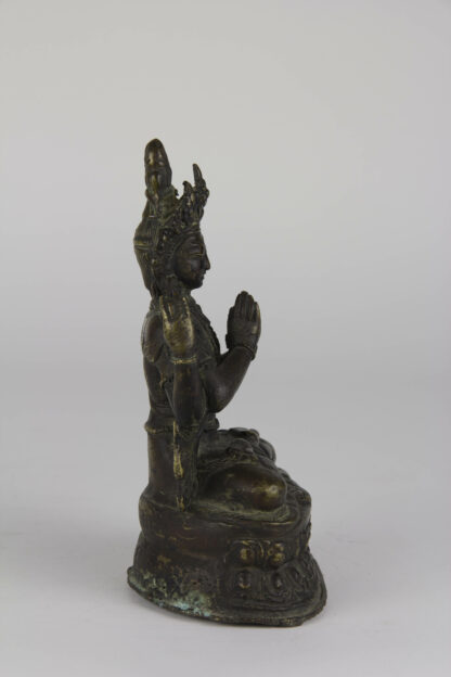 Shadakshari Avalokiteshvara, Tibet, 17./18. Jh., Bronze, (Avalokiteshvara ist im Mahayana der des universellen Mitgefühls und heißt wörtlich übersetzt „der Herr, der die Welt betrachtet“, Figur im Lotussitz auf doppelten Lotustron sitzend, die ersten Hände auf Brusthöhe gefaltet, die zweiten Hände mit Gebetskette (mala) und Lotus, mit verzierter Tiara auf Kopf, und umwickelter Hochfrisur, feine, gewachsene Patina, Boden offen. H: 16 cm, A Bronze Figure of Shadakshari Avalokiteshvara, Tibet, 17th/18th century, Seating on a double-lotus base, the primary hands folded in front of the chest and the secondary hands holding a beaded mala and lotus, on the head a tiara, the hair piled into a high chignon, www.beyreuther.de