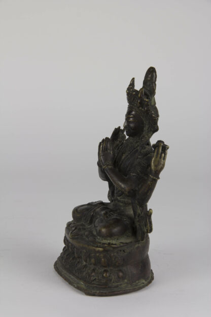 Shadakshari Avalokiteshvara, Tibet, 17./18. Jh., Bronze, (Avalokiteshvara ist im Mahayana der des universellen Mitgefühls und heißt wörtlich übersetzt „der Herr, der die Welt betrachtet“, Figur im Lotussitz auf doppelten Lotustron sitzend, die ersten Hände auf Brusthöhe gefaltet, die zweiten Hände mit Gebetskette (mala) und Lotus, mit verzierter Tiara auf Kopf, und umwickelter Hochfrisur, feine, gewachsene Patina, Boden offen. H: 16 cm, A Bronze Figure of Shadakshari Avalokiteshvara, Tibet, 17th/18th century, Seating on a double-lotus base, the primary hands folded in front of the chest and the secondary hands holding a beaded mala and lotus, on the head a tiara, the hair piled into a high chignon, www.beyreuther.de