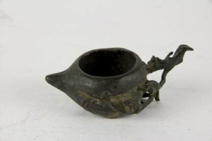 Räuchergefäß, China, Ming Dynastie, (1368-1644), Bronze, in Form eines Pfirsichs, Beschädigungen, wohl Ausgrabungsstück. H: 3 cm, L: 8 cm, www.beyreuther.de