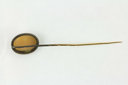 Krawattennadel, 20. Jh., Gold undeutlich gestempelt, Gemme, Gebrauchsspuren, guter Zustand. L: 6 cm.