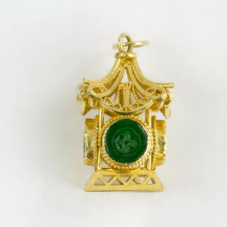 Anhänger, China, Mitte 20. Jh., 18 Karat Gold, 3 g, ungemarkt, in Form einer Pagode mit vier Jademedaillons als Käsch Münzen gearbeitet, sehr feine Qualität. H: 2,4 cm, www.beyreuther.de