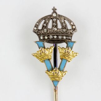 Geschenknadel, um 1900, ungemarkt, im Originaletui, Gold und Silber, Viktoria von Baden, Königin von Schweden (1862-1930), hellblau emailliertes V mit drei goldnen Kronen verziert, bekrönt mit der Schwedischen Krone in Silber, mit Rosendiamanten besetzt. H: 22 mm. www.beyreuther.de