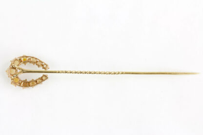 Krawattennadel, um 1900, 14 ct Gold, ungemarkt, in Form eines Hufeisens, mit Halbperlen besetzt. Tie pin, about 1900, 14 ct gold, shape of a horse shoe, www.beyreuther.de