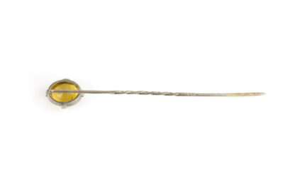 Krawattennadel, 20. Jh., Silber, gefasster Citrin, Gebrauchsspuren. L: 6 cm.