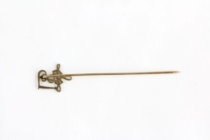 Krawattennadel, wohl Österreich, 20. Jh., 250er Gold, gestempelt E. S. und Hand, Studentischer Zirkel. L: 5,5 cm, 0,8 g.