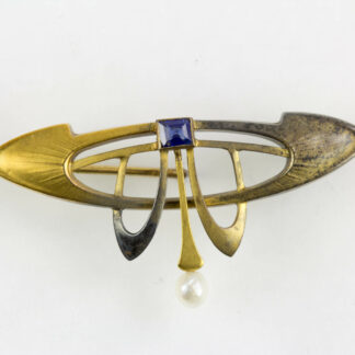 Brosche, Jugendstil, um 1910, 585er Gold, besetzt mit einem Saphir und einer kleinen Perle. L: 40 mm, www.beyreuther.de