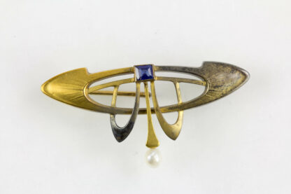 Brosche, Jugendstil, um 1910, 585er Gold, besetzt mit einem Saphir und einer kleinen Perle. L: 40 mm, www.beyreuther.de
