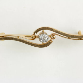 Brosche, 1. Hälfte 20. Jh., 18 Karat Gold, mit Brillianten (ca. 0,2 ct) besetzt. L: 45 mm. www.beyreuther.de