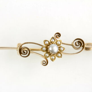 Brosche, 1. Hälfte 20. Jh., Rotgold, 14 Karat, mittig mit Blüte, besetzt mit Perlen. L: 42 mm, www.beyreuther.de
