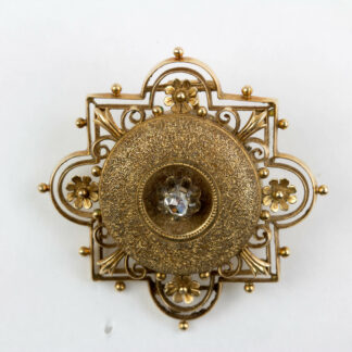 Brosche, Ende 19. Jh., 585er Gold, ungestempelt, im Neo Renaissance-Stil, in der Mitte ein Alt-Schliff Diamant, sehr feine Juwelierarbeit, Verschluss fehlt, Gebrauchsspuren. 36 mm x 36 mm, 5,8 g, www.beyreuther.de