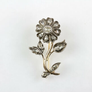 Brosche, 19. Jh., in Form einer Blume, Gold und Silber, besetzt mit Altschliff-Diamanten, sehr dekorativ, Gebrauchsspuren. H: 4 cm, www.beyreuther.de