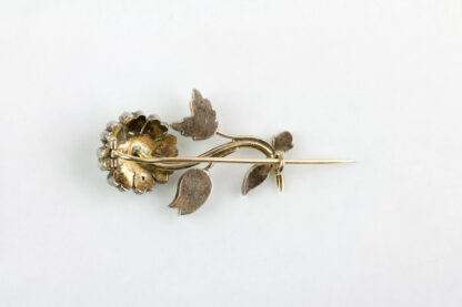 Brosche, 19. Jh., in Form einer Blume, Gold und Silber, besetzt mit Altschliff-Diamanten, sehr dekorativ, Gebrauchsspuren. H: 4 cm.