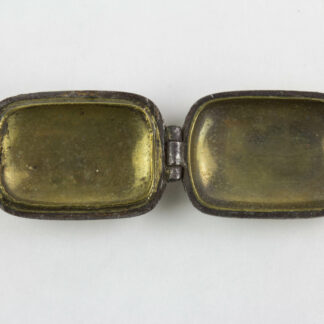 Anhänger, Japan, Edo Periode, rechteckige, bauchige Form, Eisen mit Goldeinlagen, zum Öffnen, mit Messing ausgelegt. H: ca 15 mm.