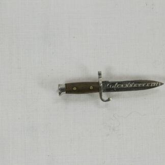 Anstecknadel in Form eines Bajonetts, wohl Frankreich, Stahl verchromt, in Klinge Gravur: "Ma. Jaennette 1914", ausgefallen, selten, sehr guter Zustand. L: 4,5 cm, www.beyreuther.de