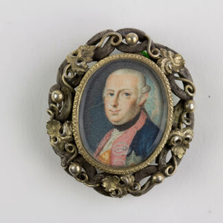 Geschenk-Brosche, 2. Hälfte 18. Jh., im Inneren ovale Miniatur mit dem Portrait von Friedrich Wilhelm II von Preußen in feiner Malerei, gefasst in Rahmen aus Silber und Gold in Form von Efeublättern und Zweigen gearbeitet, hochwertige Juwelierarbeit, Rückseite unfachmännisch mit Leder verklebt, Nadel ergänzt. H: 4 cm. www.beyreuther.de