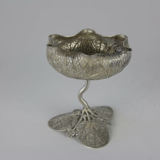Kleiner Pokal, wohl Vietnam, Anf. 20. Jh., Silber, nicht gestempelt, Schale in Form einer Lotosblüte, Stand Lotusblatt, feine Handwerksarbeit im naturalistischen Stil. H: 10 cm.