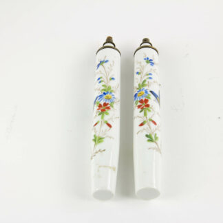 Paar Öllampen, Ende 19. Jh., wohl Frankreich, mit Blumenranken und Schmetterlingen bemalt, mit Petroleum befüllbar, ein Haarriß. H: 19 cm. www.beyreuther.de