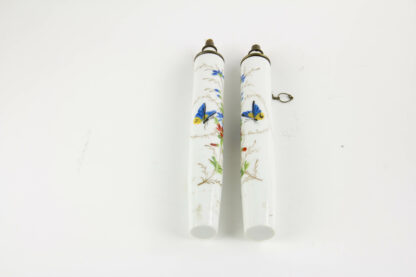 Paar Öllampen, Ende 19. Jh., wohl Frankreich, mit Blumenranken und Schmetterlingen bemalt, mit Petroleum befüllbar, ein Haarriß. H: 19 cm.