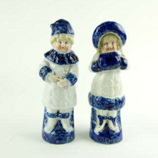 Paar Porzellanfiguren, um 1900, ungemarkt, Mädchen und Junge in Wintersachen, blau-weiß bemalt, im Fuß des Mädchens Brandrisse, sonst unbeschädigt. H: 22 cm. www.beyreuther.de
