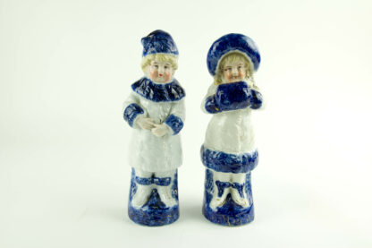 Paar Porzellanfiguren, um 1900, ungemarkt, Mädchen und Junge in Wintersachen, blau-weiß bemalt, im Fuß des Mädchens Brandrisse, sonst unbeschädigt. H: 22 cm. www.beyreuther.de