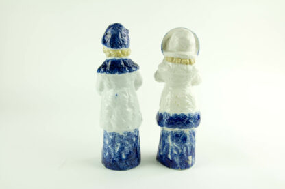 Paar Porzellanfiguren, um 1900, ungemarkt, Mädchen und Junge in Wintersachen, blau-weiß bemalt, im Fuß des Mädchens Brandrisse, sonst unbeschädigt. H: 22 cm.