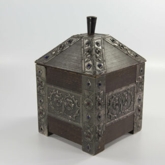 Deckeldose, frühes 20. Jh., Holz mit Zinnbeschlägen, besetzt mit bunten Glasperlen, Fehlstellen und Beschädigungen, interessantes Stück. H: 20 cm. Box with cover, early 20th century, wood with tin, decorated withglass pearls, www.beyreuther.de