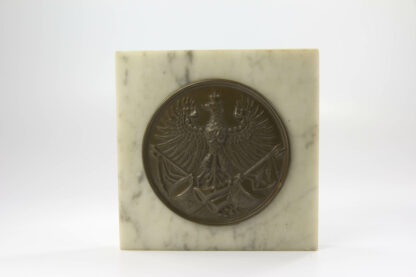 Reservistika, um 1900, Mannschaftsbeschlag für Kartuschkasten, Preußen, auf Marmorplatte montiert, fein bronziert. H: 9,5 cm, B: 9,5 cm, www.beyreuther.de