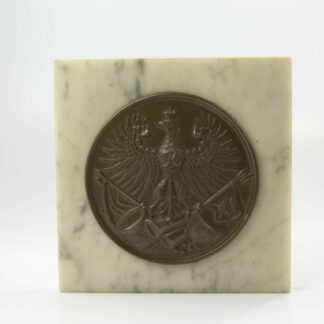 Reservistika, um 1900, Mannschaftsbeschlag für Kartuschkasten, Preußen, auf Marmorplatte montiert, fein bronziert. H: 9,5 cm, B: 9,5 cm, www.beyreuther.de