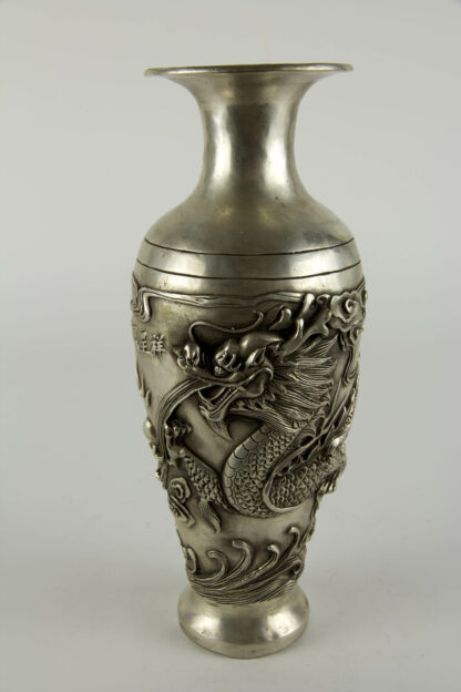 Vase, China, 20. Jh., Metall, Silberfarben, umlaufend mit plastisch aufgelegten Drachen und Schriftzeichen verziert, Gebrauchsspuren. H: 27 cm, www.beyreuther.de