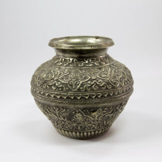Vase, wohl Tibet, um 1900, Weißmetall, verziert mit Ornamenten und Drachen, guter Zustand. H: 12,5 cm, Vase, probably Tibet, metal, decorated with dragons.