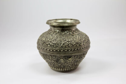 Vase, wohl Tibet, um 1900, Weißmetall, verziert mit Ornamenten und Drachen, guter Zustand. H: 12,5 cm, Vase, probably Tibet, metal, decorated with dragons.
