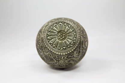 Vase, wohl Tibet, um 1900, Weißmetall, verziert mit Ornamenten und Drachen, guter Zustand. H: 12,5 cm, Vase, probably Tibet, metal, decorated with dragons.