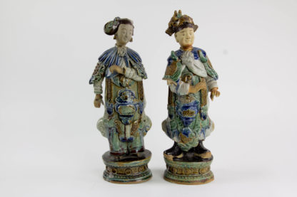 2 Figuren, China, 18. Jh./19. Jh., oder älter, Shiwan Keramik, polychrom gefaßt, Herrscherpaar, mehrere Beschädigungen. H: 32 cm. www.beyreuther.de