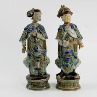 2 Figuren, China, 18. Jh./19. Jh., oder älter, Shiwan Keramik, polychrom gefaßt, Herrscherpaar, mehrere Beschädigungen. H: 32 cm. www.beyreuther.de