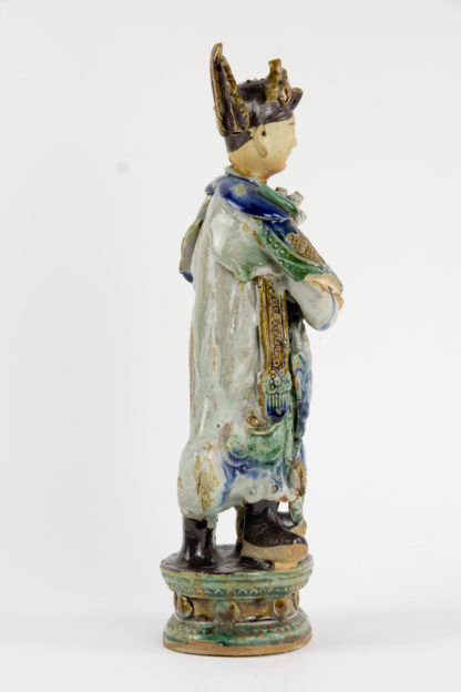 2 Figuren, China, 18. Jh./19. Jh., oder älter, Shiwan Keramik, polychrom gefaßt, Herrscherpaar, mehrere Beschädigungen. H: 32 cm.