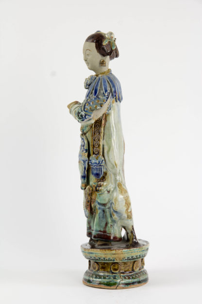 2 Figuren, China, 18. Jh./19. Jh., oder älter, Shiwan Keramik, polychrom gefaßt, Herrscherpaar, mehrere Beschädigungen. H: 32 cm.