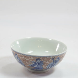 Teeschale, China, 20. Jh., gemarkt, bemalt mit den 8 Unsterblichen in blau, auf rot gewellten Untergrund, Unterglasur, unbeschädigt. H: 5 cm, D: 10 cm, Tea bowl, China, 20th century, painted with the Eight Immortals in blue, red waved ground, www.beyreuther.de