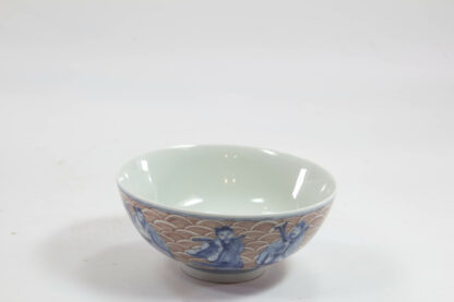 Teeschale, China, 20. Jh., gemarkt, bemalt mit den 8 Unsterblichen in blau, auf rot gewellten Untergrund, Unterglasur, unbeschädigt. H: 5 cm, D: 10 cm, Tea bowl, China, 20th century, painted with the Eight Immortals in blue, red waved ground, www.beyreuther.de