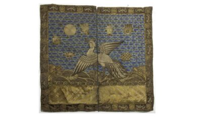 2 Buzi, China, um 1900, Gangxu Periode, Gold- und Silberfäden Stickerei, Gebrauchsspuren. H: 29 cm, B: 30 cm, www.beyreuther.de