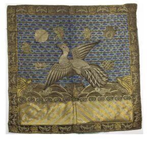 2 Buzi, China, um 1900, Gangxu Periode, Gold- und Silberfäden Stickerei, Gebrauchsspuren. H: 29 cm, B: 30 cm, www.beyreuther.de