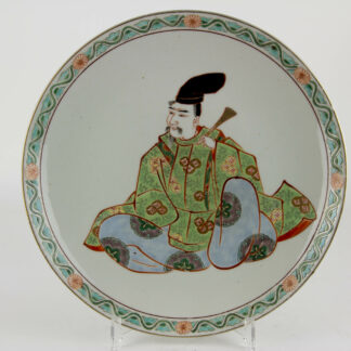 Teller, Japan, um 1900, gemarkt Arita Yamatoku Meiji Periode, im Spiegel sitzender Beamter, Fahne mit Oramenten und Blüten verziert, farbige Emaillemalerei, unbeschädigt, Gebrauchsspuren. D: 31 cm, Plate, Japanese Arita Yamatoku Meiji Period, painted with an sitting official, ornaments and flowers, undamaged, www.beyreuther.de